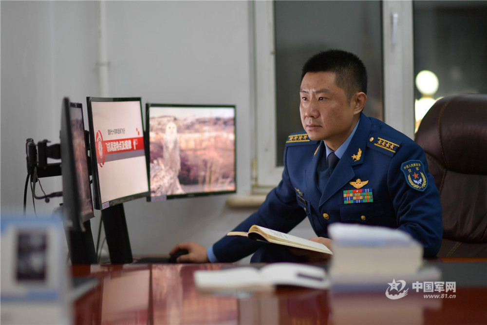 夜晚,李凌在空勤楼内认真学习.