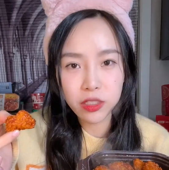 网红小贝饿了近况堪忧手上有疤痕脖子有坑疑似是催吐所致