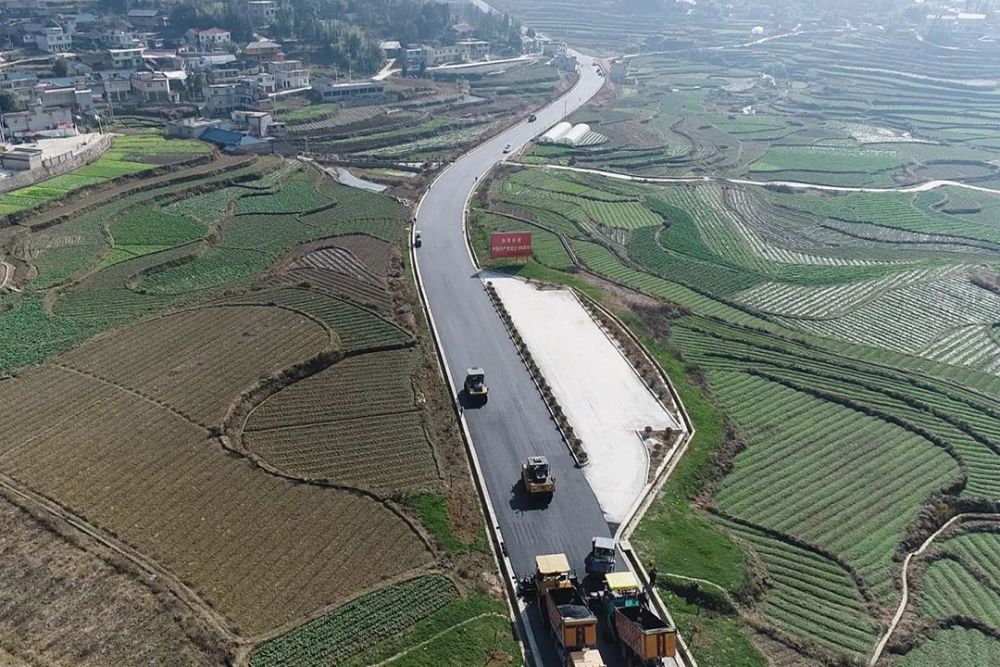 俯瞰s308省道道坪至建中段道路大景道坪镇气坪村群众王正平说"国家的