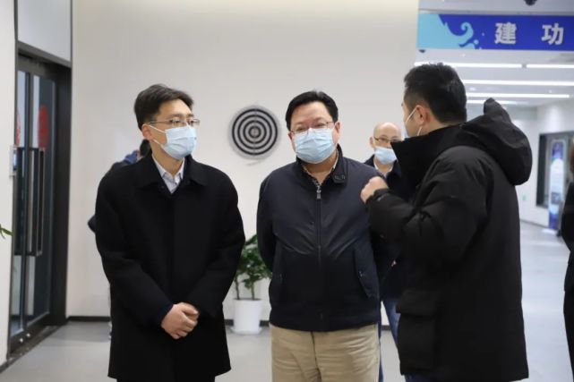 在团南京市委副书记(主持工作)荣飞的陪同下参观了南京首个集创业教育