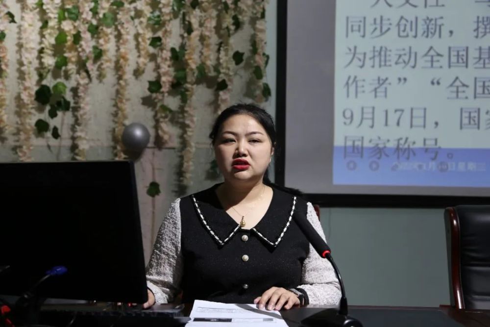 韩娟老师大会伊始,上届读书活动优秀教师代表韩娟老师,马娟老师和章薇