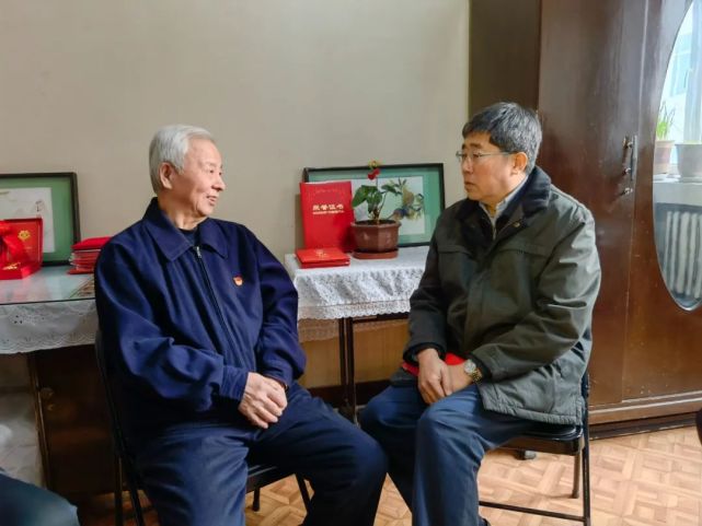 生活困难老党员吕朴,退休后一直担任荣市街道东煤党支部书记,以实干