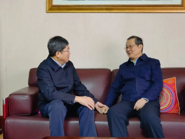 随后,王兆力到副省级退休老同志王宗璋家中看望慰问,感谢老同志们为