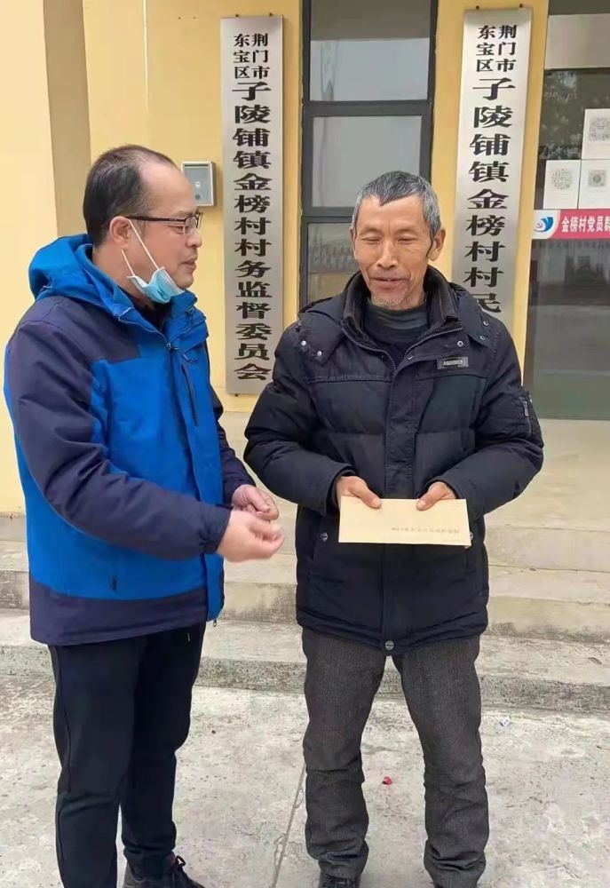 临走时赵龙叮嘱驻村工作队,要巩固提升脱贫攻坚成果,继续做好脱贫群众