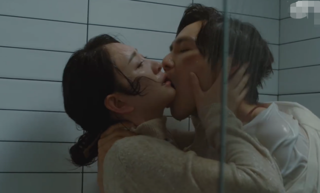李小冉钟汉良浴室拍吻戏!衣服头发被被淋湿,咬嘴唇口红蹭一脸