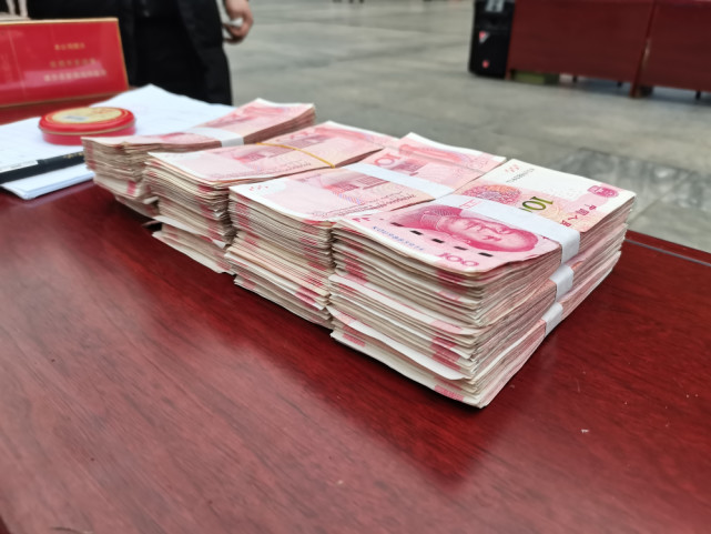 江油丨上百件物品还有近百万成捆现金 集中返还