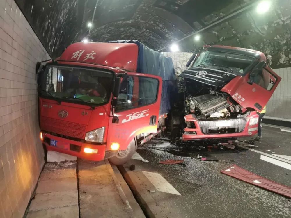 只見一輛山東號牌輕型倉柵式貨車橫在快,慢速車道上,車頭正對著隧道壁