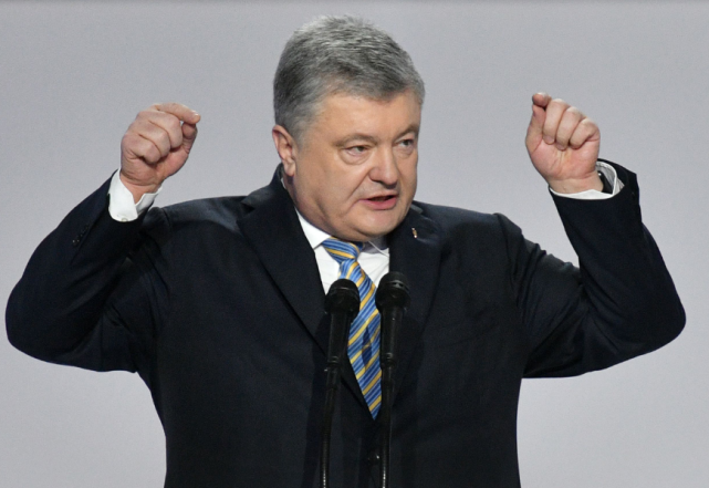 乌克兰前总统回国当下波罗申科面临"叛国罪"等各种指控,他于本周一从