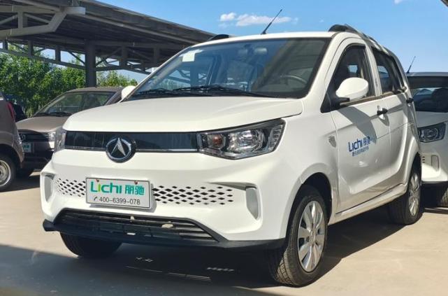 丽驰v8 的整车尺寸为3396*1542*1558mm,采用一体承载式车身架构,使用