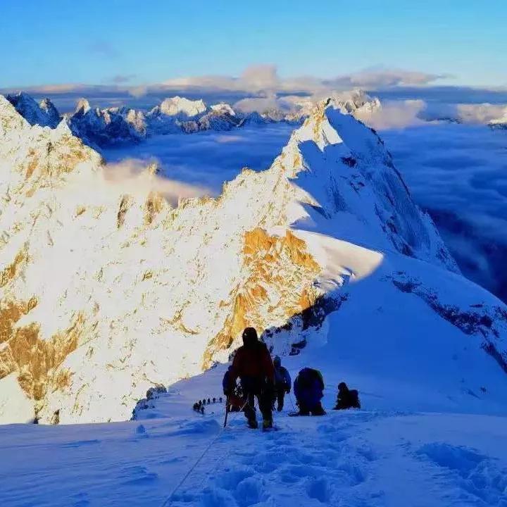 清晨的第一縷陽光灑在蜀域大地這座屹立在川西高原上的高山也在逐漸