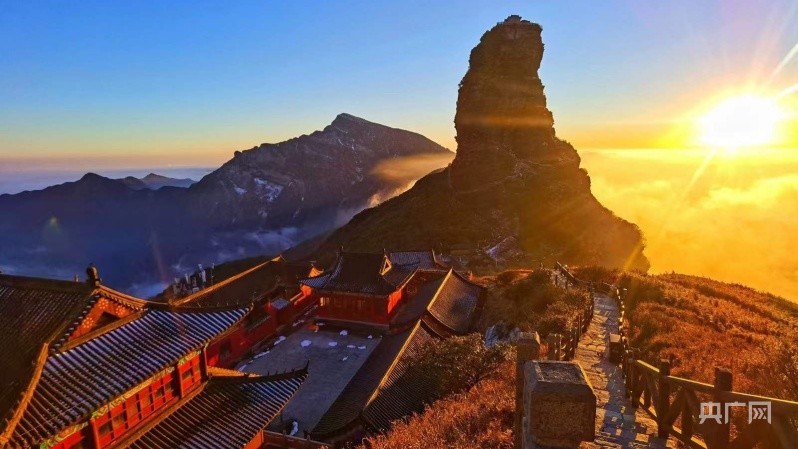 世界自然遗产地梵净山日出美如画