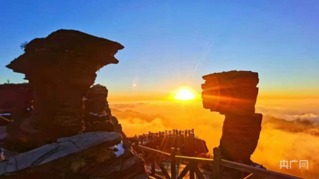 世界自然遗产地梵净山日出美如画