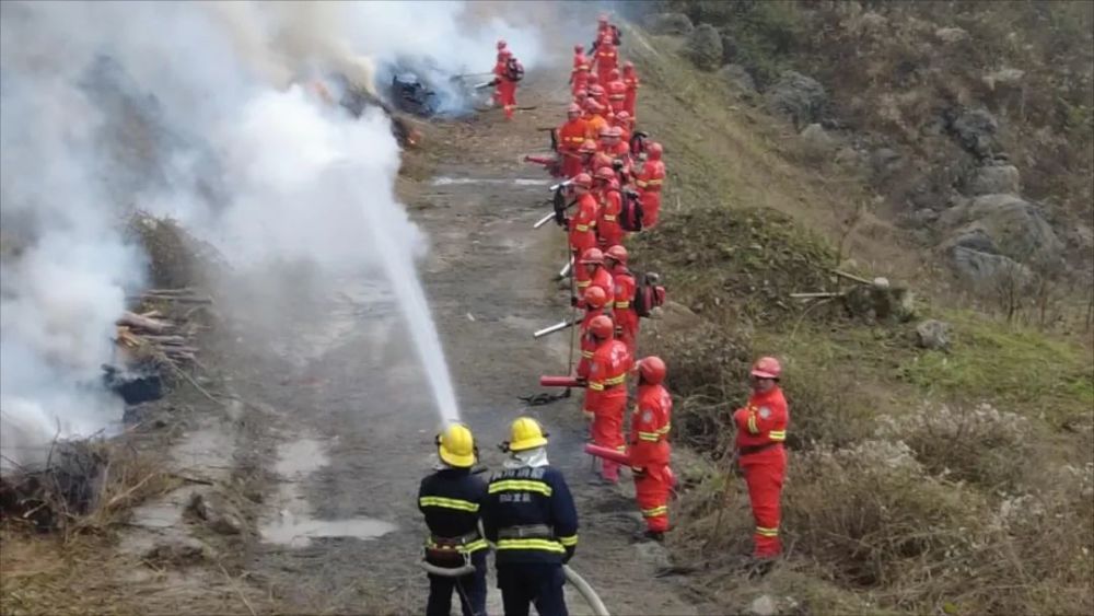 练兵正当时峨眉山市开展了2022年森林火灾扑救实战应急演练