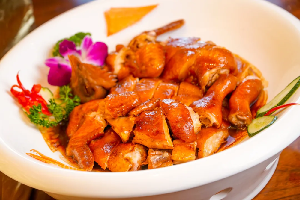 骨软肉滑,豉味浓郁君玉食府出品的柱侯鸡已有近百年历史柱候鸡作为