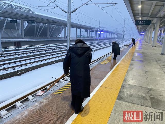 為保障雨雪惡劣天氣下旅客的出行安全,襄陽,十堰,信陽,漯河等火車站