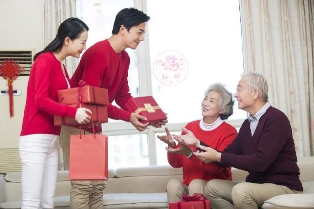 春节回家探亲指南 该给家里人送点啥?
