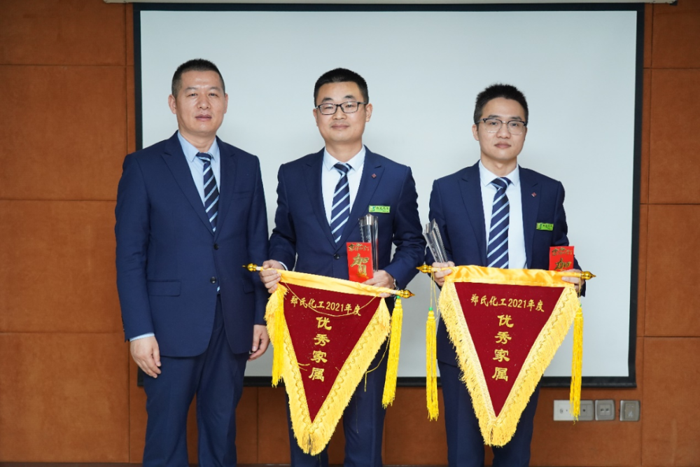 总经理郑昊为优秀部门经理颁奖优秀员工代表作分享2021年是郑氏化工