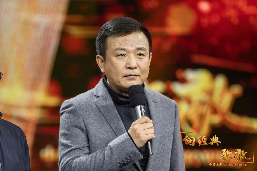 相声演员 武宾▲相声演员 李菁致敬词除夕夜里的娱乐盛宴辞旧迎新的