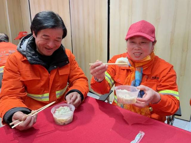 熱騰騰的餃子,熱熱鬧鬧的氛圍,志願者家庭與杭州河道養護工人圍坐在一