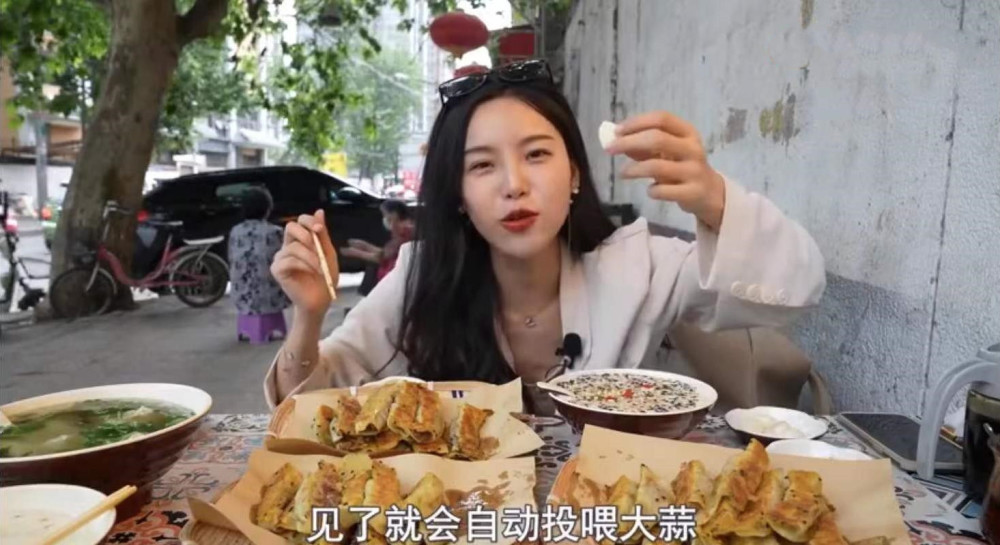 作为吃播界的头部博主,小贝经常打卡全国各地的美食,往往能把一桌美食