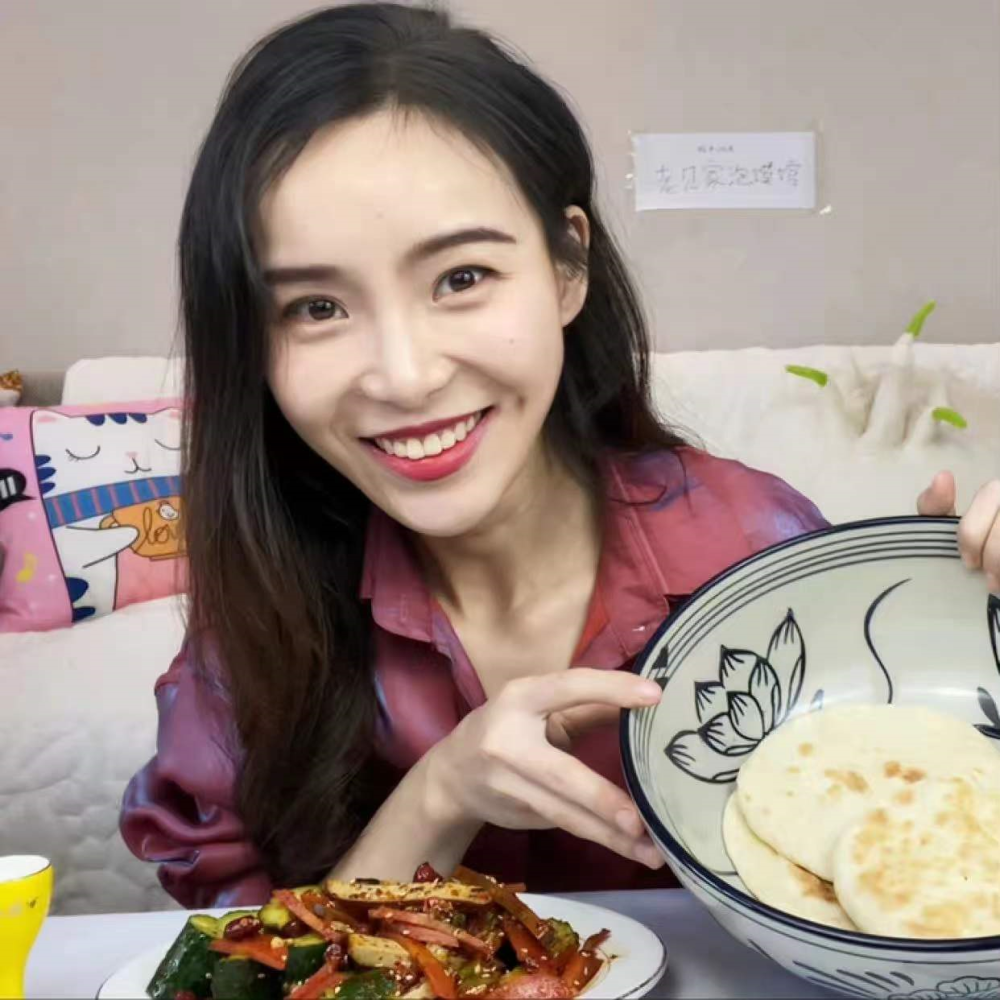 知名吃播小贝饿了又被指催吐手指关节伤口似牙印大批粉丝质疑