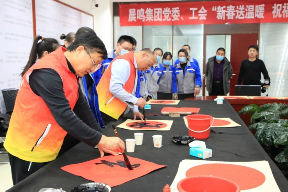 笔墨飘香喜迎新春丨寿光市总工会送福到晨鸣传递浓浓暖意