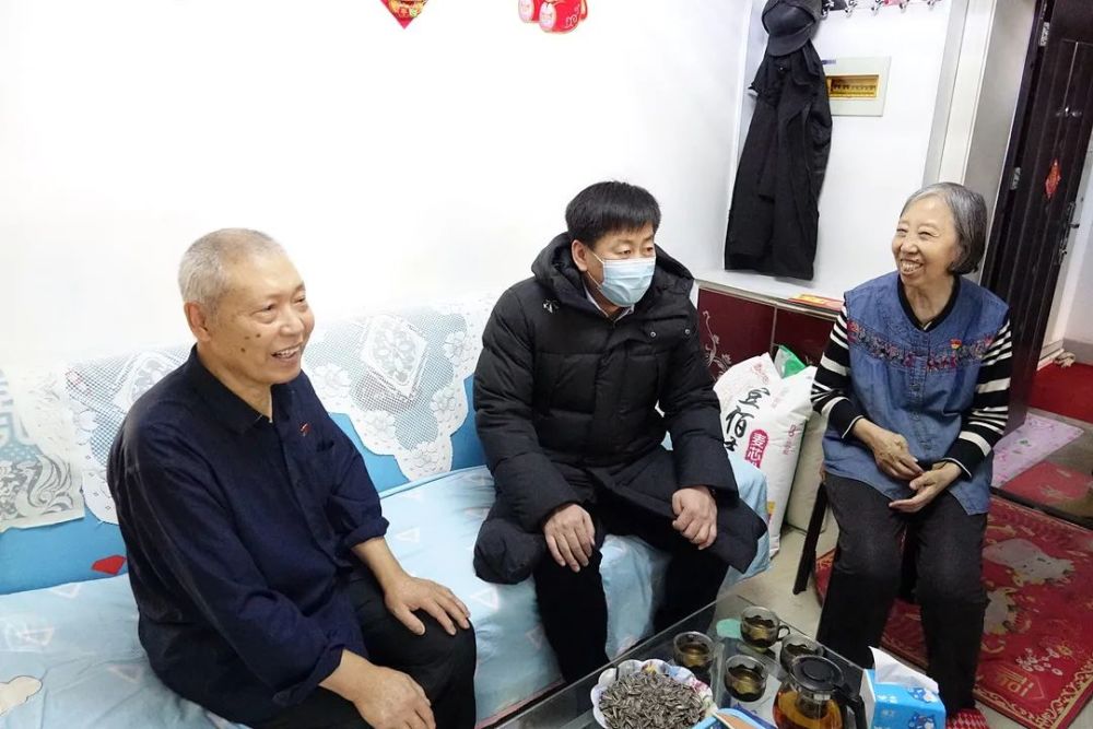 在老劳模刘瑞莲,老军人周春山,老干部周树生家中,孙亮与他们亲切交流