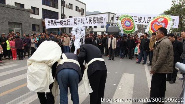 河村一位叫刘建国的一家举着赶制的条幅在恭迎老局长"没有王宝义谁知