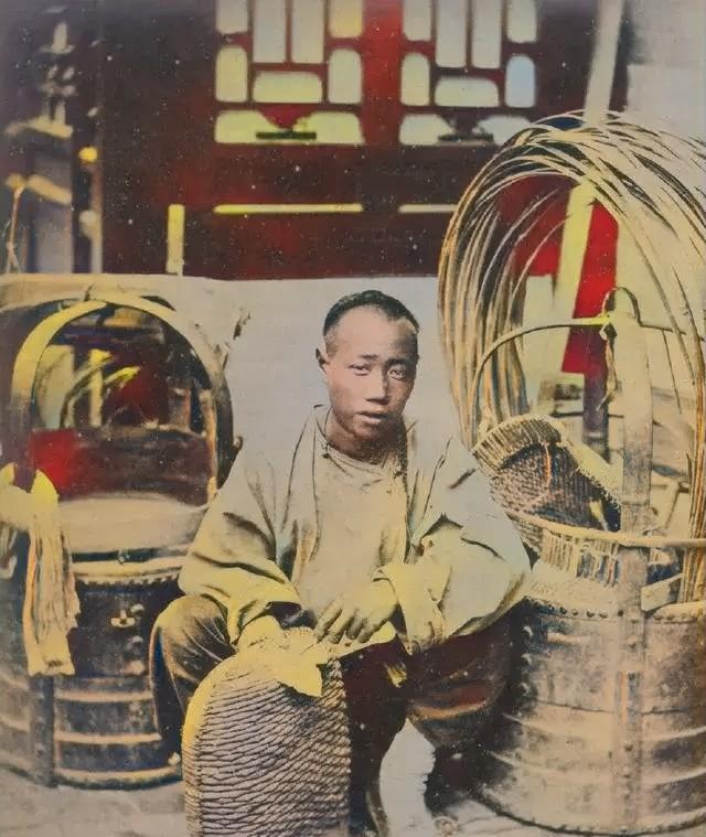 晚清老照片:小伙抬肥猪,女子喝洋酒,男子靠在墙角吃瓜