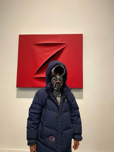 刘芸和郑钧的儿子郑熙岳也罕见露面,穿着休闲卫衣阳光帅气.