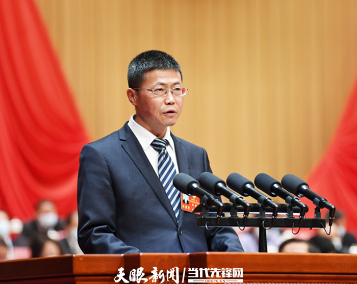 何枢委员代表民盟贵州省委发言,针对母婴护理行业存在的突出问题,建议