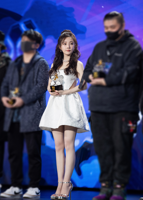 冯提莫做音乐主播,几乎每天都要在直播间演唱很长时