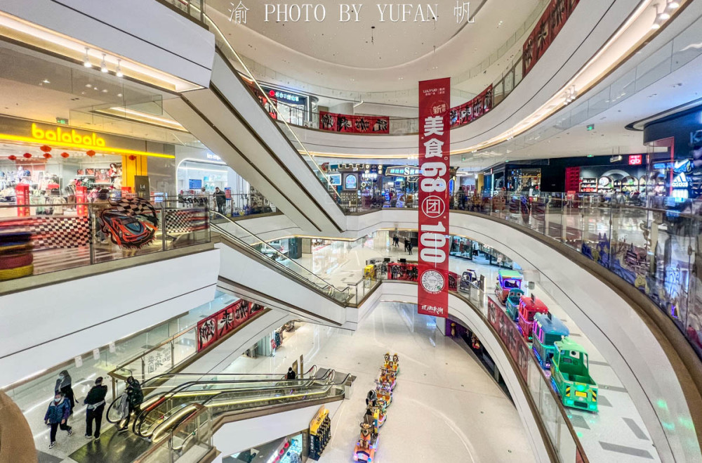 重庆中央公园位置最好的吾悦广场实拍,不吹不黑,这人气怎么样?