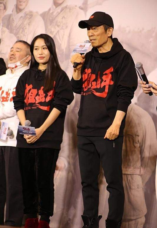 张艺谋携长女现身38岁张末穿错暴露身材缺点他脸色蜡黄好疲惫