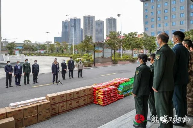 1月20日,靈山縣委書記趙文博帶領慰問組,到縣人武部開展春節慰問活動