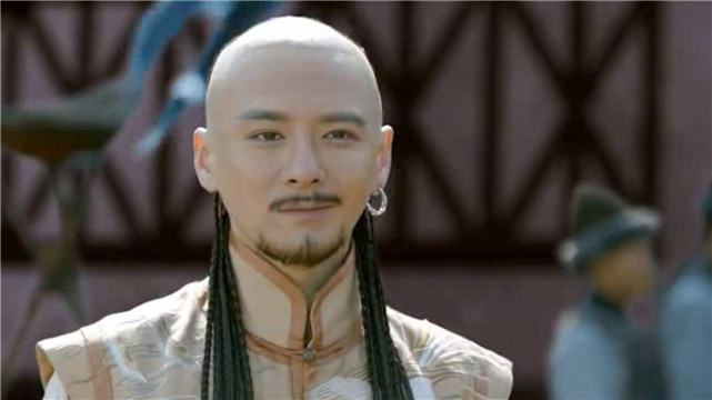 济尔哈朗的父亲是舒尔哈齐,后者是努尔哈赤的同母弟弟,所以济尔哈朗是