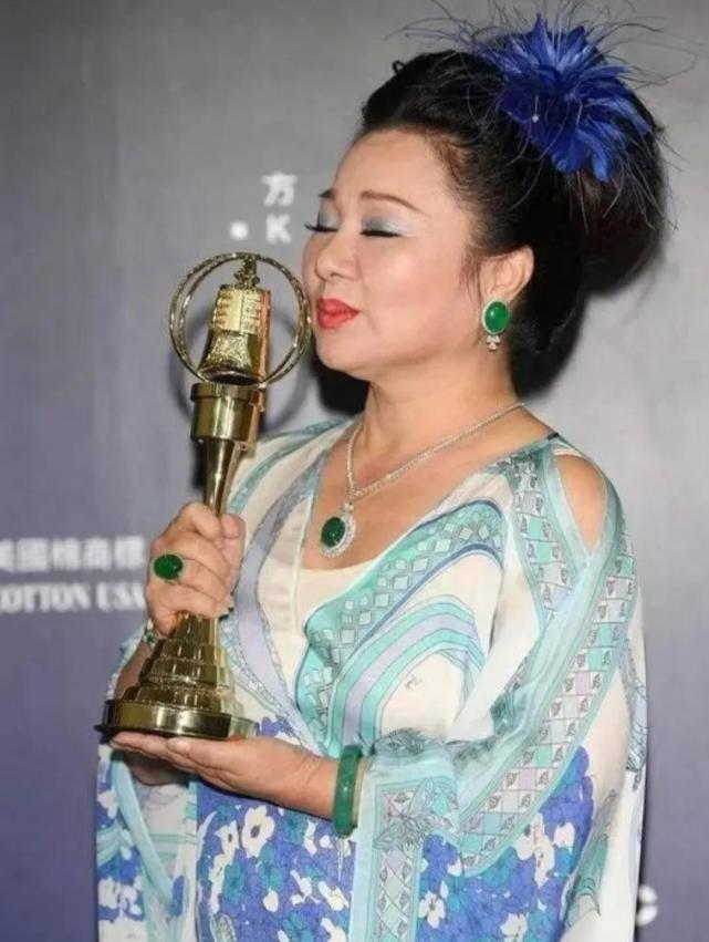 在娱乐圈,这位"翡翠女王"的翡翠收藏,毫不逊色于刘晓庆