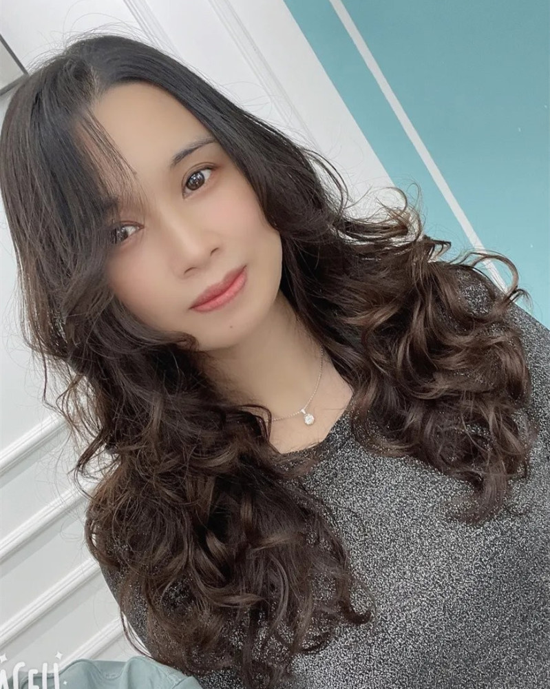 五六十岁的女人建议过年烫发就选这三种发型洋气减龄又显气质