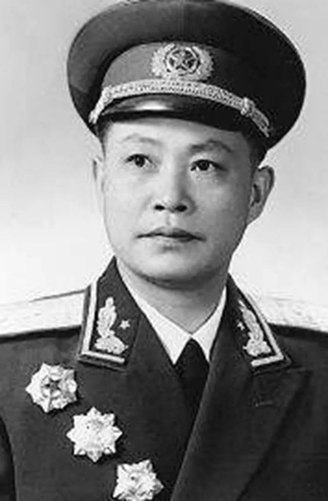 成都军区第二任司令员53岁被打倒62岁担任装甲兵司令员