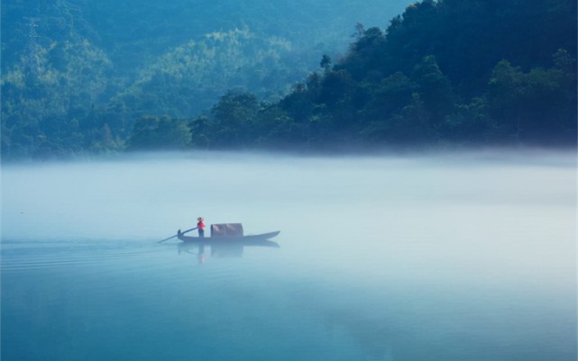 现代诗人艾青说:"时间顺流而下,生活逆水行舟.