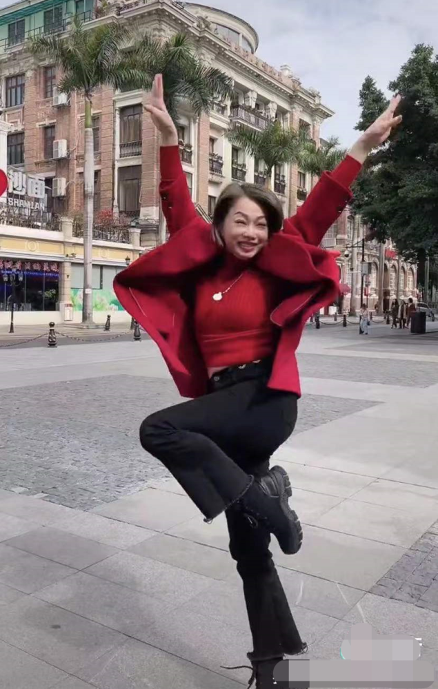 55岁港星刘玉翠在广州街头热舞,不顾形象露肚皮,周围人来人往_腾讯