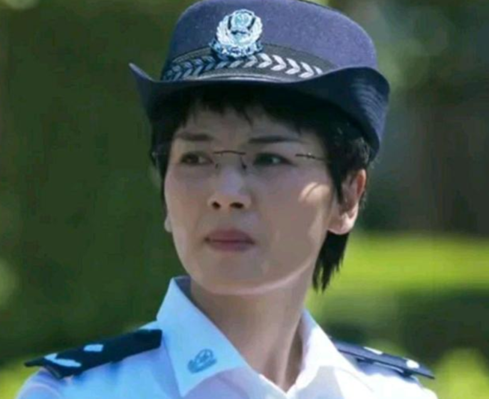 女明星红唇造型新闻联播_哪位女明星穿军装最真实?