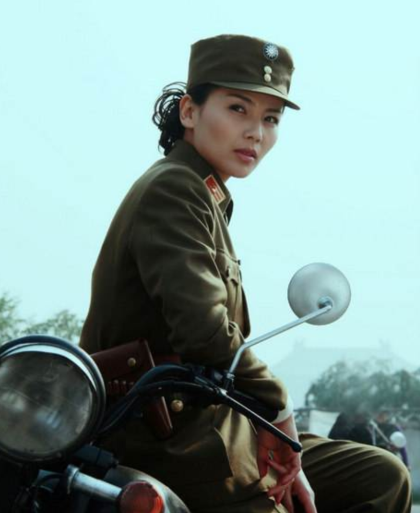 刘涛不仅把头发烫成了精致的卷发,还把指甲涂成了鲜红色.