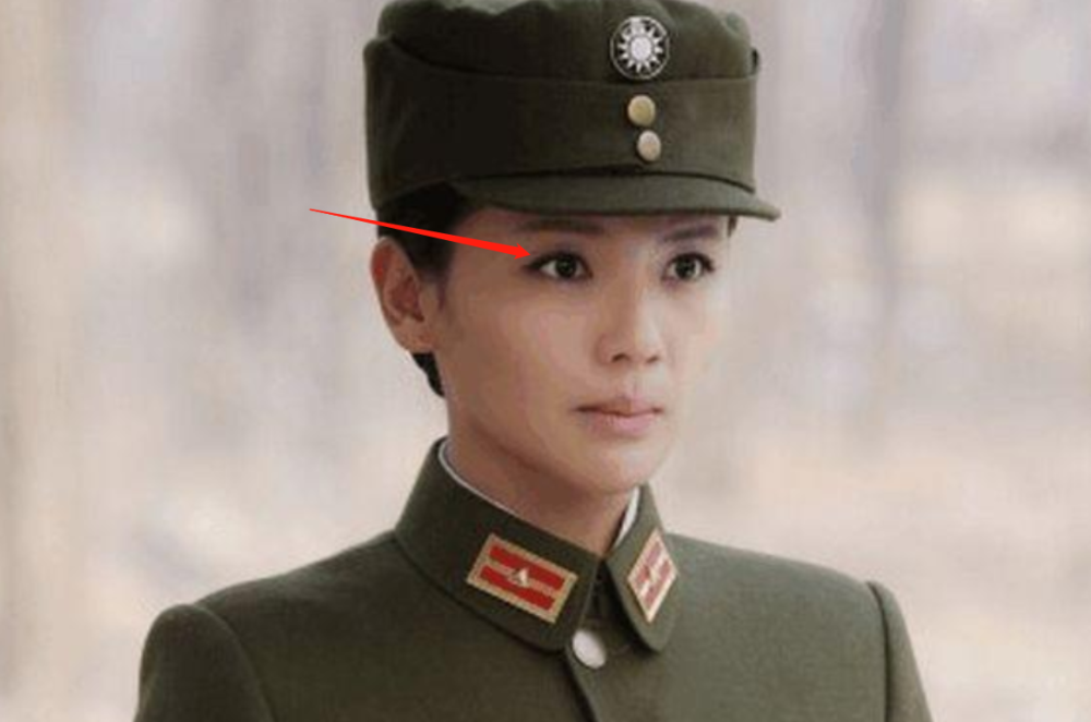 女明星红唇造型新闻联播_哪位女明星穿军装最真实?