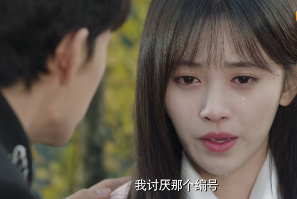 先不说那身军装是魔改的哪个国家哪一版,在这部戏里面,鞠婧祎再次用她