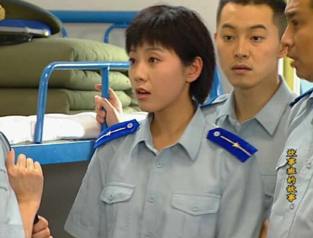 女明星红唇造型新闻联播_哪位女明星穿军装最真实?