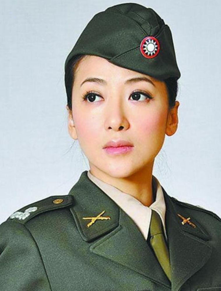 余男和闫妮的军装造型太真实了类似这样的反面案例很多,但真正