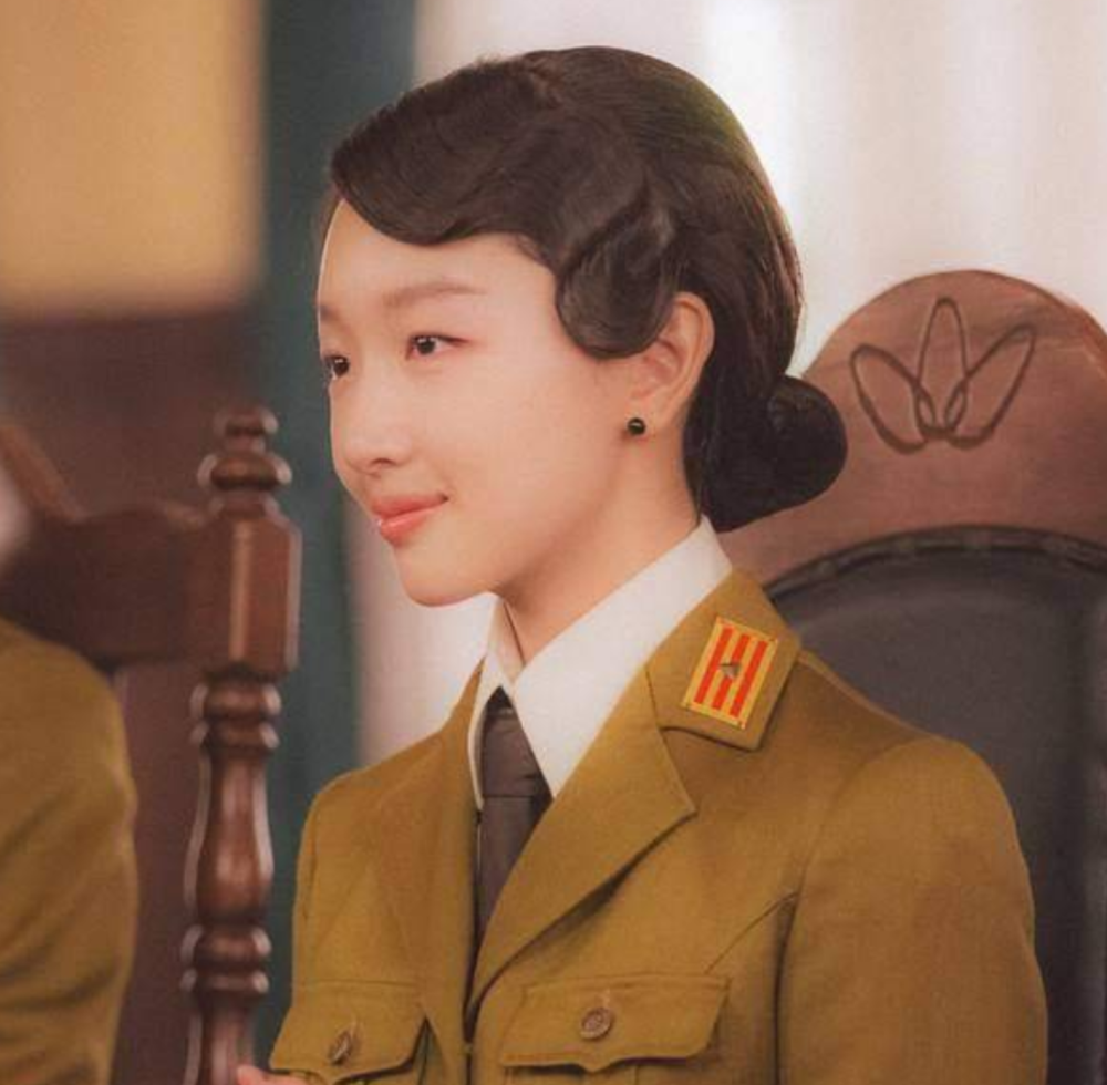 女明星红唇造型新闻联播_哪位女明星穿军装最真实?