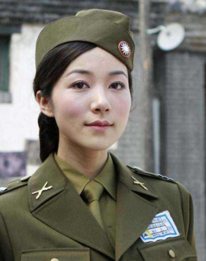 女明星穿军装谁最真实?有人短头发获好评,有人大红唇被骂太假