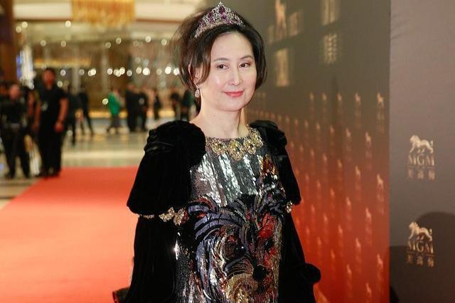 香港"女首富"何超琼:送保姆一套豪宅,有过三段恋情60岁仍未婚